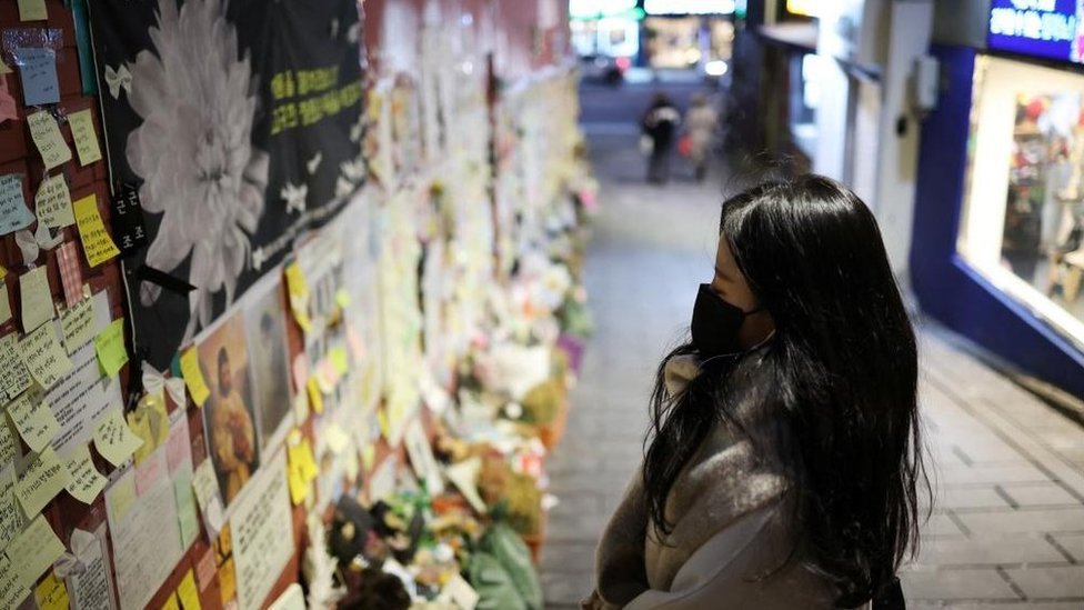 韓國首爾梨太院踩踏慘劇一處悼念點一位女士閉目致哀（18/12/2022）