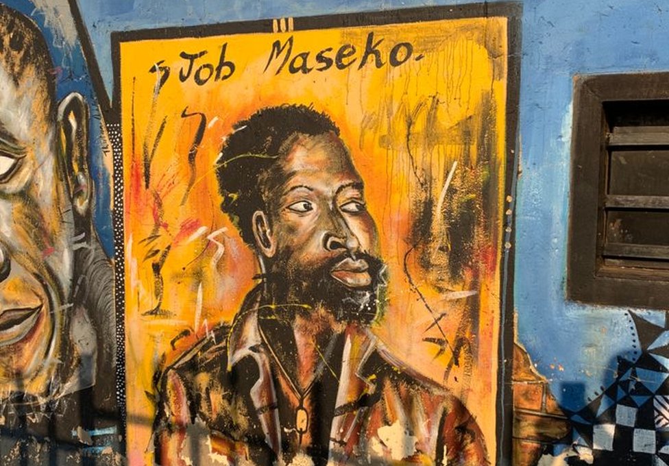 Un mural recuerda a Maseko en su ciudad natal de Springs. Mural de Job Maseko.
