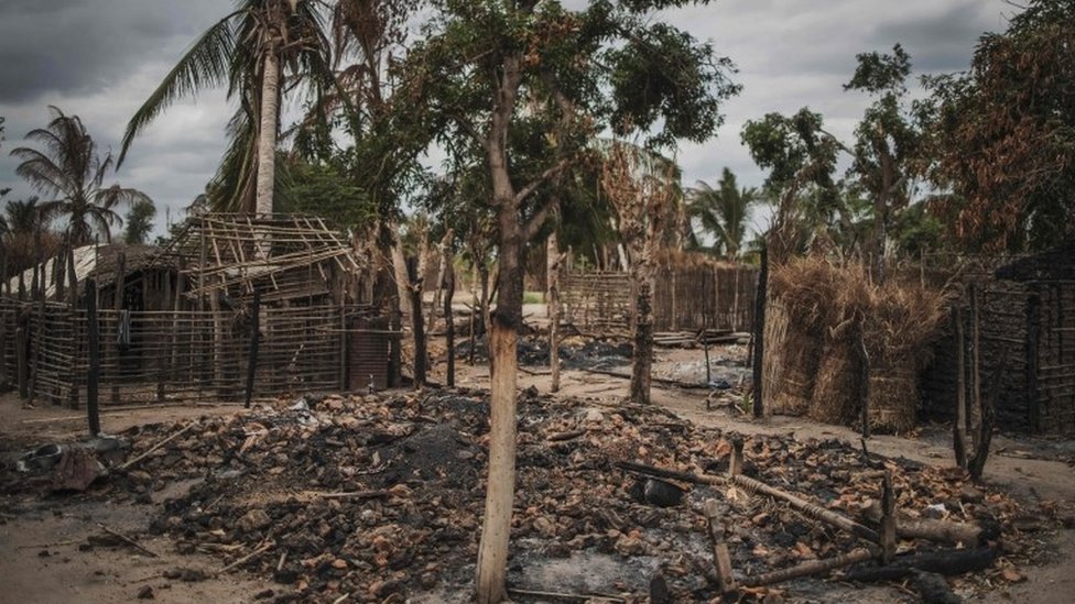 На этом фото из архива, сделанном 24 августа 2019 г. Остатки сгоревшего и разрушенного дома видны в недавно подвергшейся нападению деревне Алдейя-да-Пас за пределами Макомии