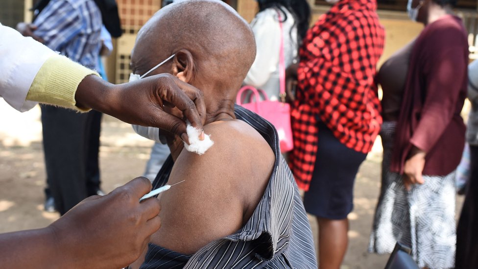 Kenya'da koronavirüs aşısı olmayanlara kamu hizmeti verilmeyecek