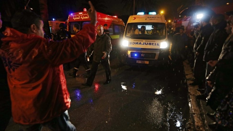 Полиция и спасатели прибыли на место взрыва в Тунисе, Тунис, 24 ноября 2015 года.