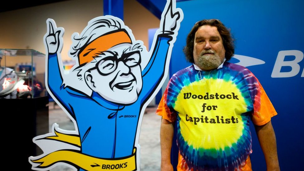 Un fanático con una camiseta que dice "Woodstock del capitalismo" durante la reunión anual de Berkshire Hathaway en 2019.