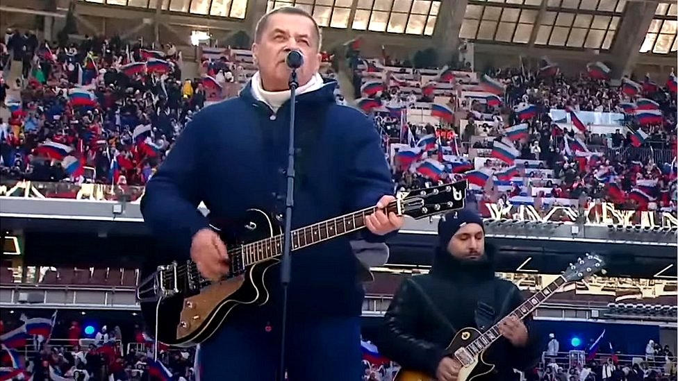 فرقة ليوبيه ومطربها الأول نيكولاي راستورغوييف تقدم فقرة غنائية أمام الجماهير وبحضور الرئيس بوتين