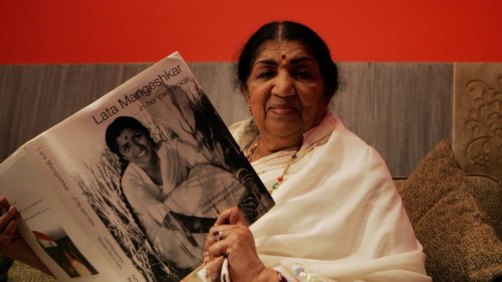 Obituary: Lata Mangeshkar, 'nightingale of Bollywood' dies at 92 - BBC News