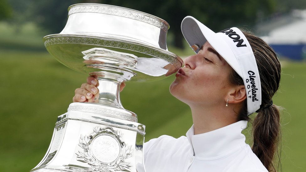 Ханна Грин целует свой трофей после победы на женском чемпионате PGA KPMG