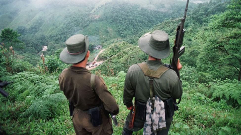 مقاتلان من القوات المسلحة الثورية الكولومبية (فارك) في صورة تعود إلى عام 1998