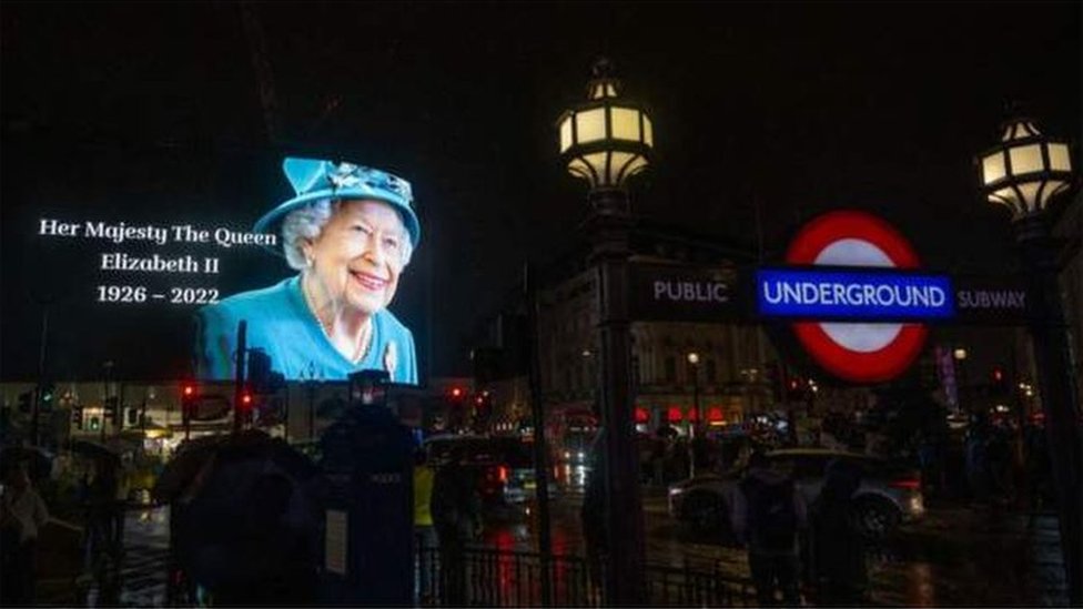 Potret Ratu menghiasi sudut-sudut pusat kota London.