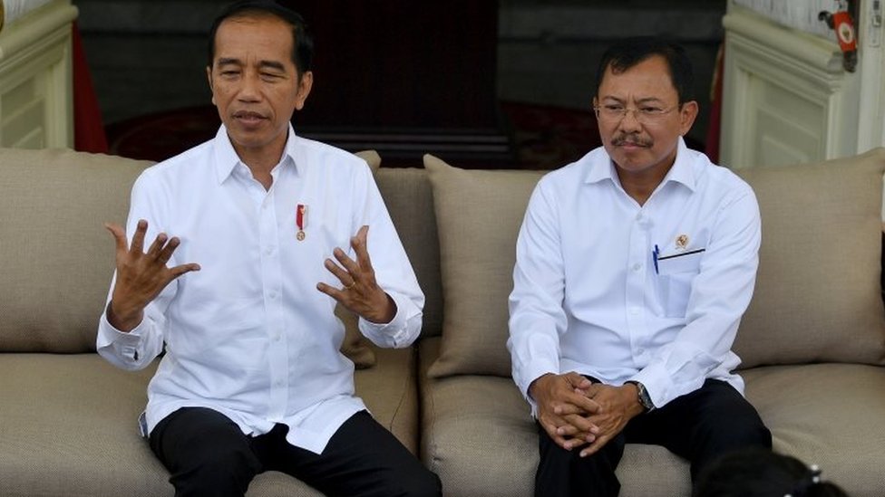 Presiden Joko Widodo, didampingi Menteri Kesehatan Terawan, menjelaskan tentang kasus pertama virus corona di Indonesia.