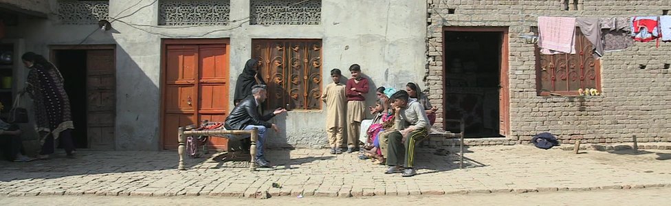 Наш корреспондент сопровождает Иршад Биби и Сидру, когда они вербуют детей для работы по дому в деревне к югу от Исламабада