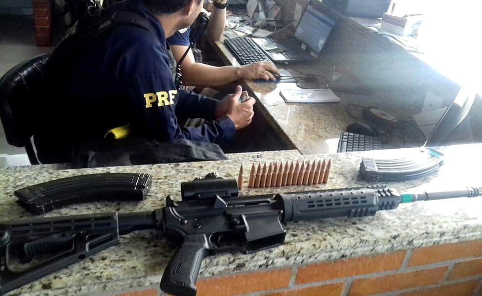 Armas de grueso calibre y explosivos se utilizaron en el ataque en Ciudad del Este en Paraguay. Ametralladora hallada en la escena del crimen.