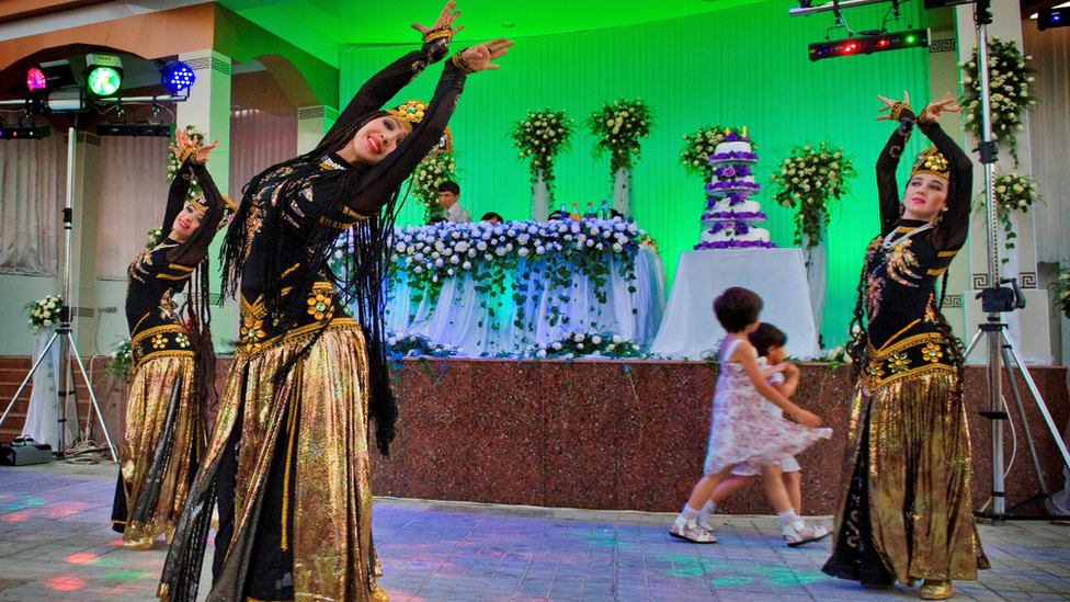 Танцовщицы на узбекской свадьбе, Самарканд