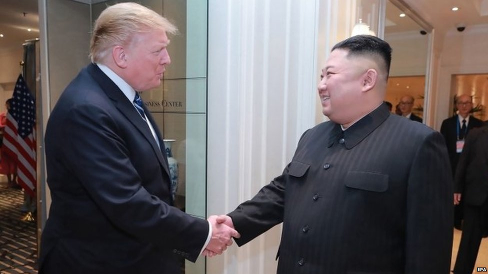 El líder de Corea del Norte Kim Jong Un (der.) y el presidente de Estados Unidos Donald J. Trump durante su cumbre en Hanói, Vietnam, 28 de febrero de 2019