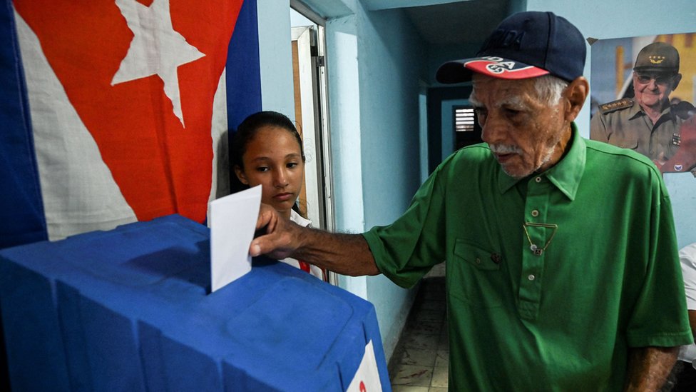 A man casts his ballot at a polling station during the new Family Code referendum in Havana, on September 25, 2022. - Cubans went to the polls Sunday to vote in a landmark referendum on whether to legalize same-sex marriage and adoption, allow surrogate pregnancies and give greater rights to non-biological parents.