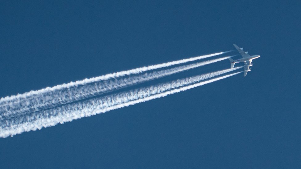 2019年荷蘭上空一架A380空客飛機後留下的蒸汽尾跡。（資料照片）