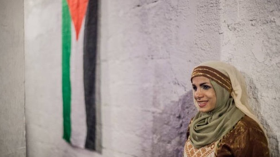 فتاة من أصل فلسطيني ترتدي الزي التقليدي في مهرجان بساو باولو في البرازيل