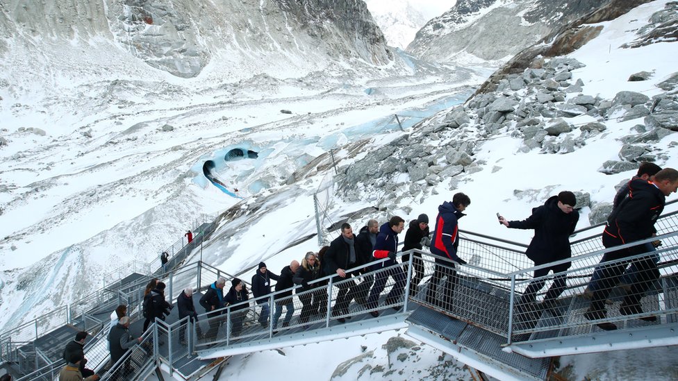 Эммануэль Макрон посетил ледник Мер-де-Глас с учеными и министрами