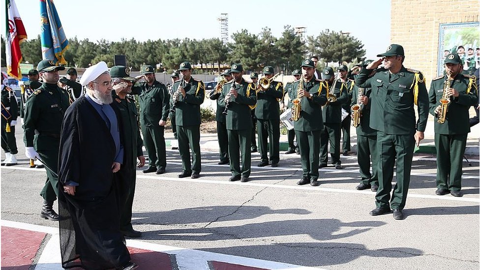 Президент Ирана Хасан Рухани (слева) присутствует на 21-й Общенациональной ассамблее командующих Корпуса стражей исламской революции (КСИР) в Тегеране, Иран, 15 сентября 2015 года.