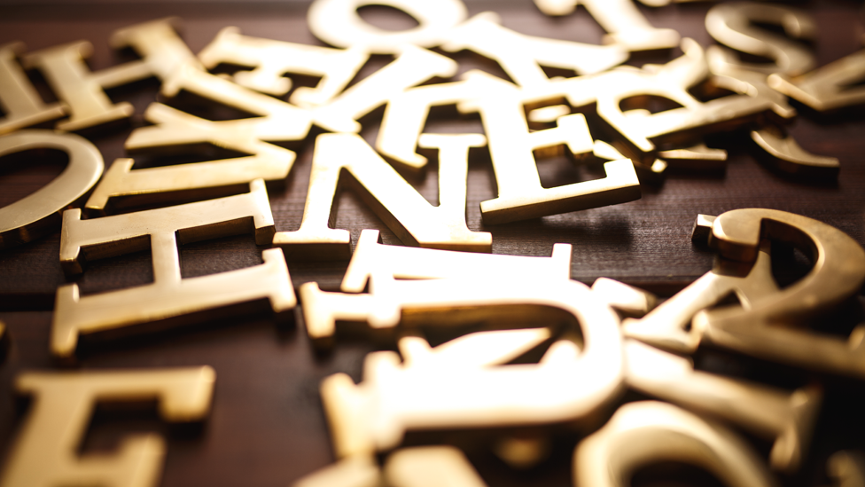 "Si no somos más conscientes de las otras potencias de nuestra lengua, las desperdiciamos". Letras del alfabeto de color dorado