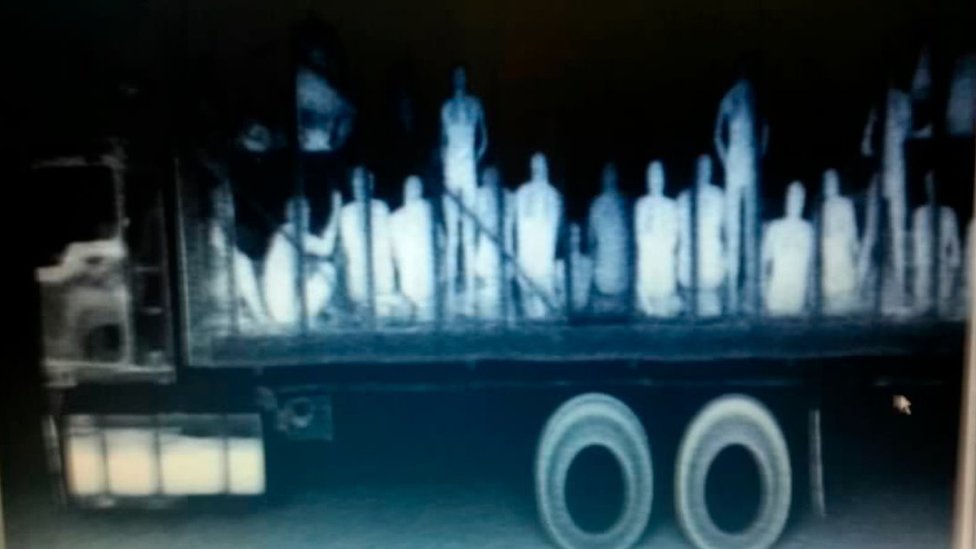 Esta imagen de rayos X muestra a inmigrantes irregulares de Centroamérica, Bangladesh y Nepal en un camión de carga, detectados en un puesto de control en Chiapas, en 2013. Imagen de rayos X