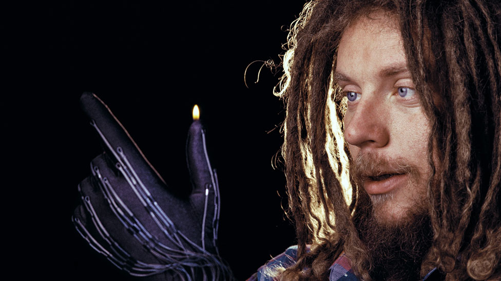 Ese niño rechazado llegaría a ser pionero en la invención del que muchos consideran como el dispositivo más efectivo que se haya inventado para investigar qué es realmente un ser humano, y cómo pensamos y sentimos. Larnier con guante de realidad virtual