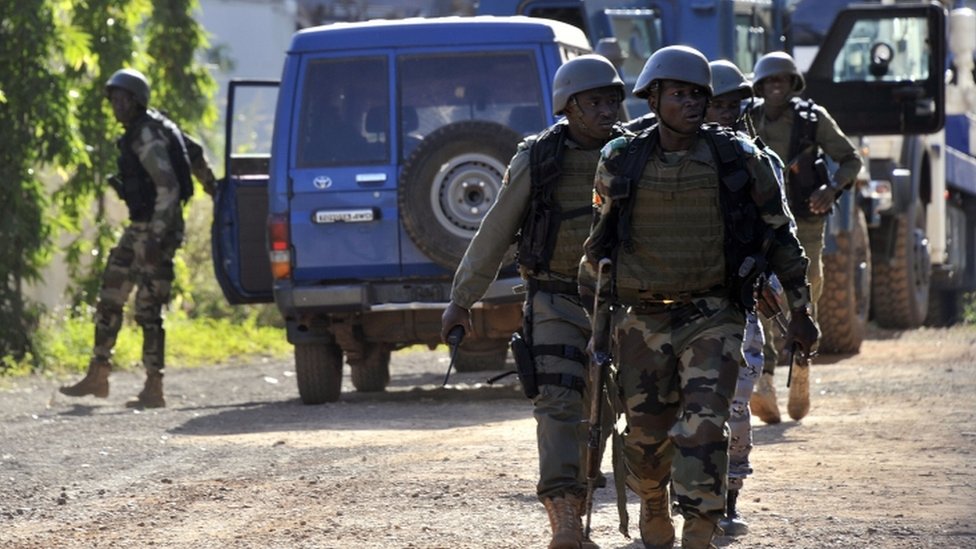 Малийские войска занимают позицию возле отеля Radisson Blu в Бамако, Мали, 20 ноября 2015 г.