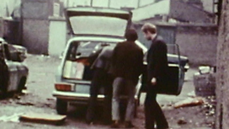 Мартин МакГиннесс в присутствии людей, собирающих заминированный автомобиль в 1972 году