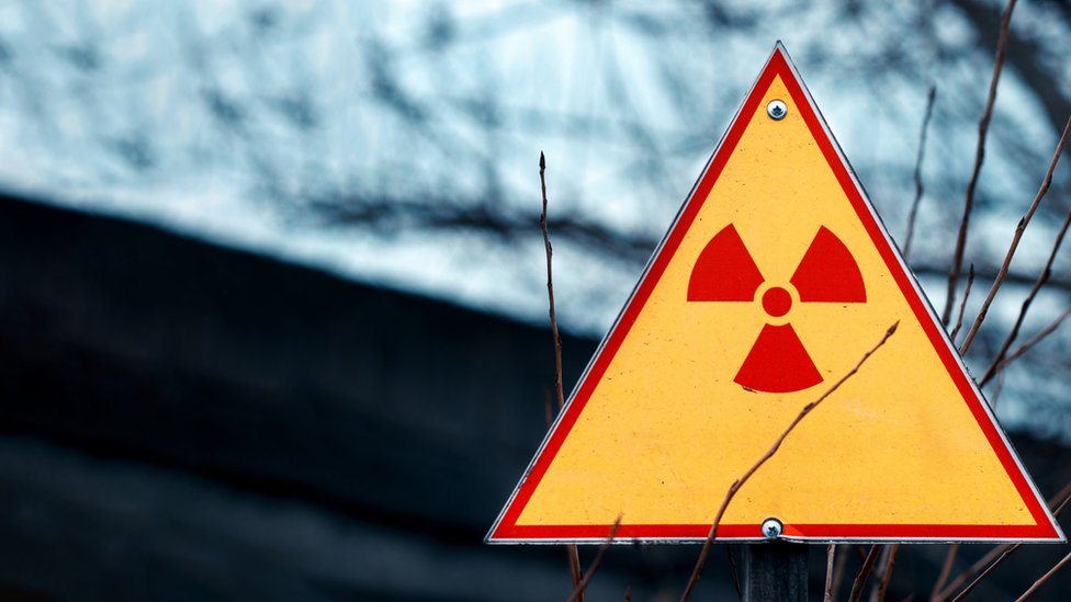 Señalización alertando de materiales nucleares