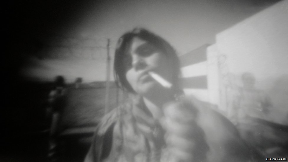 Фотография курящей женщины с отверстием