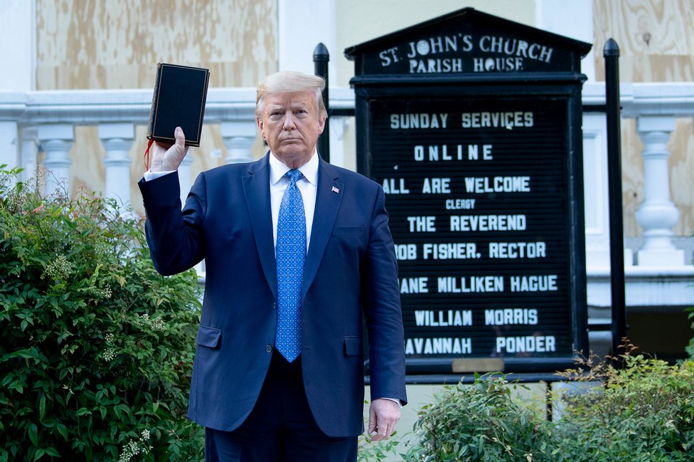 Trump con una biblia en la mano frente a una iglesia.