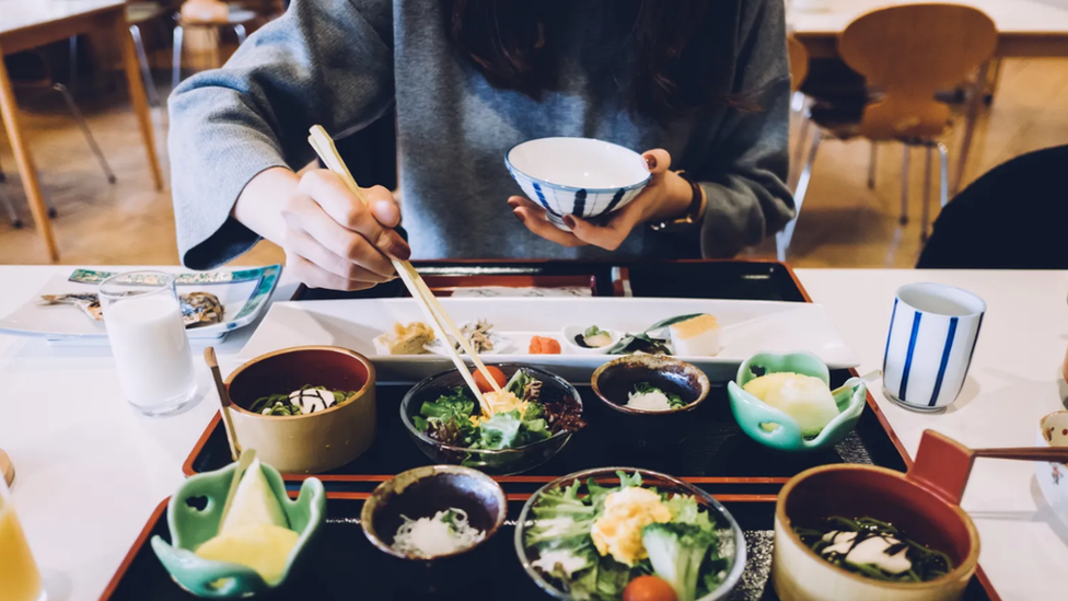 يعد تناول الشخص الطعام بمفرده معياراً ثقافياً في اليابان حيث توفر العديد من المطاعم مقاعد لرواد المطعم المنفردين