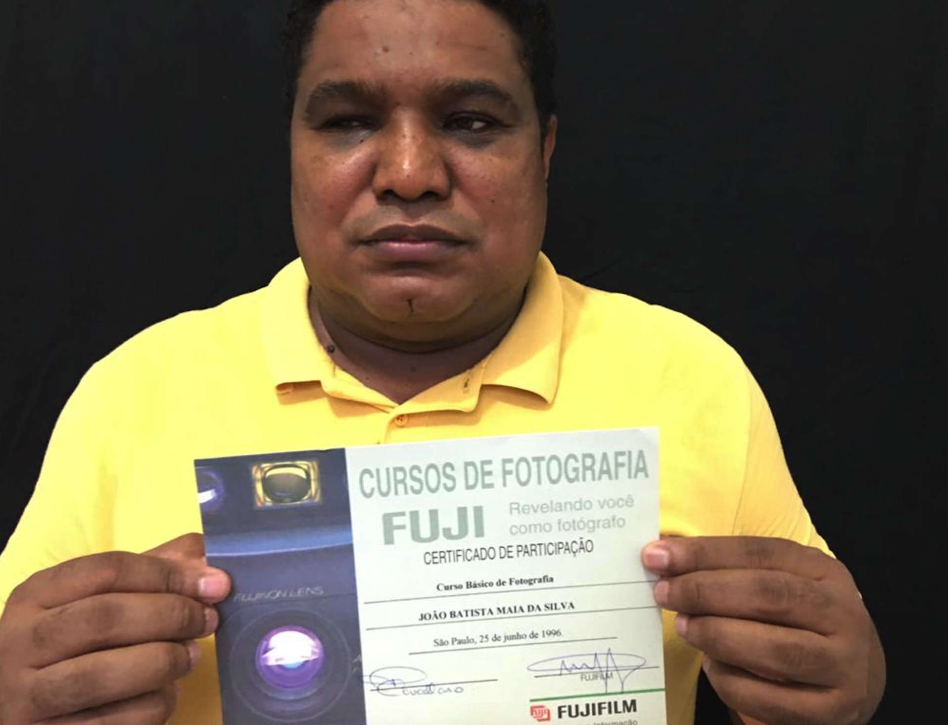 João Maia com certificado de curso de fotografia