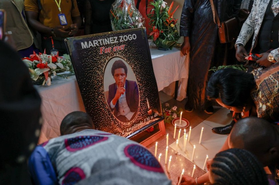 إشعال الشموع لذكرى مارتينيز زوغو ، صحفي من الكاميرون قتل قبل عدة أيام