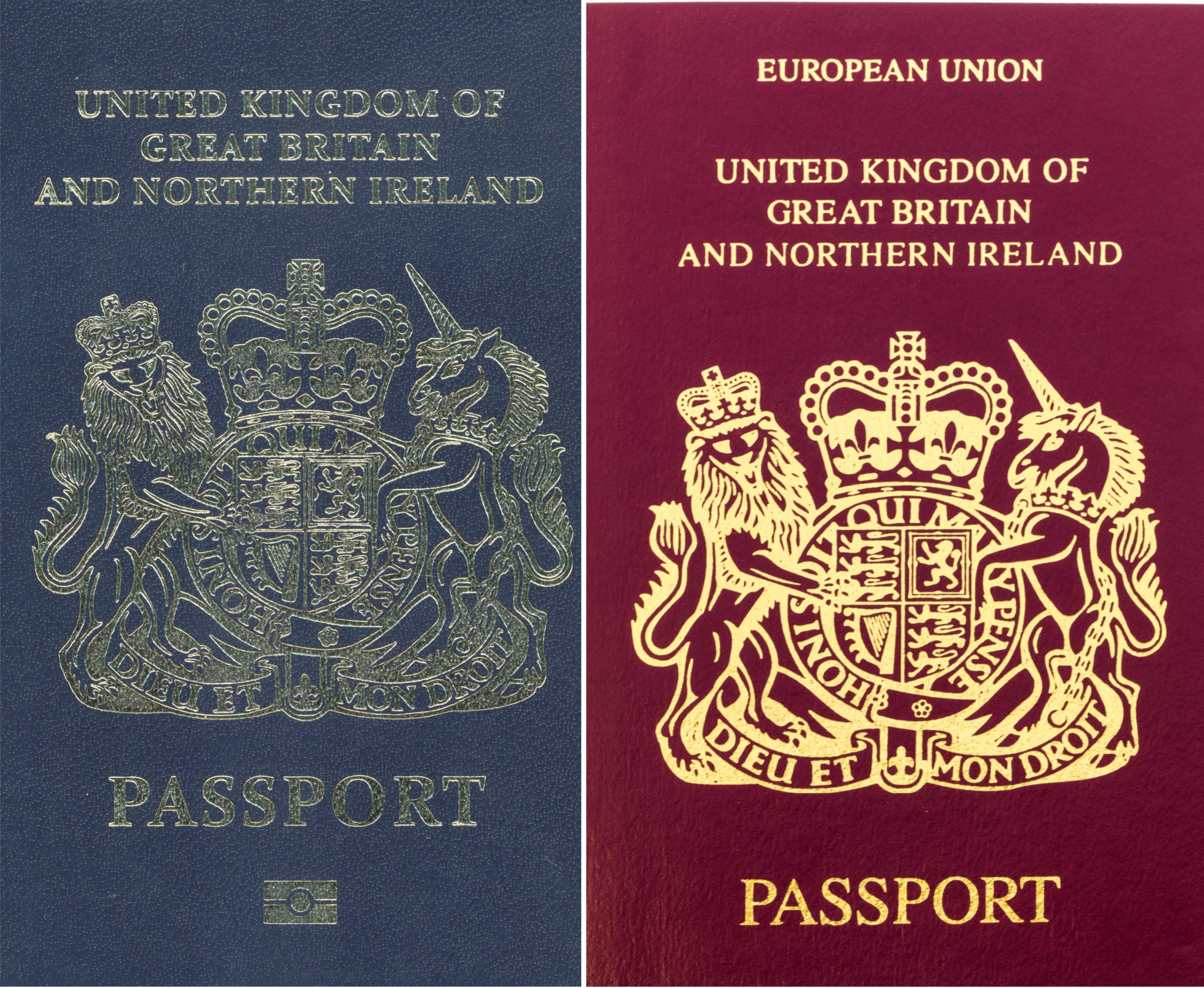 El "icónico" pasaporte británico (der.) desbancará al vino tinto de la Unión Europea. Pasaportes de Reino Unido en sus versiones azul y vino tinto