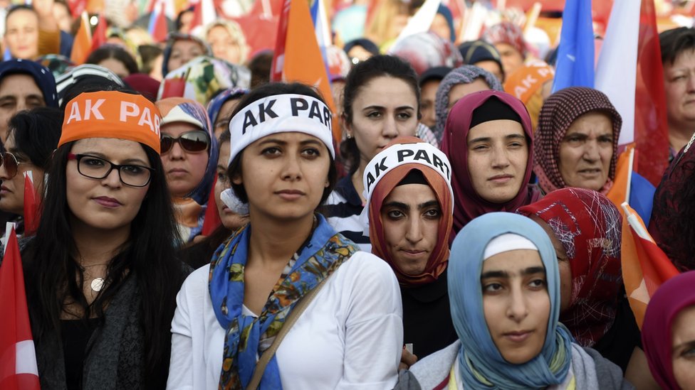 Турецкие женщины присутствуют на митинге в поддержку премьер-министра Турции Ахмета Давутоглу (без фото) во время массового митинга правящей Партии справедливости и развития (ПСР)