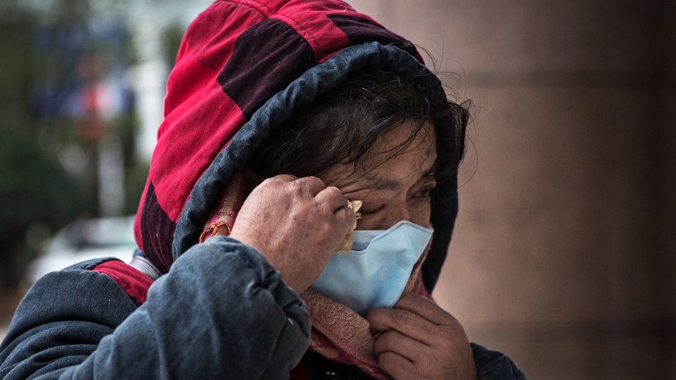 Una ciudadana china llora la muerte de Li Wenliang.