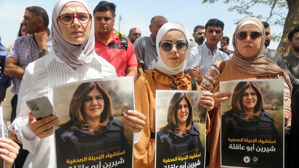 Palestinke drže postere na kojima je prikazana Šerin Abu Akla, ubijena tokom izraelske racije u okupiranom gradu Dženin na Zapadnoj obali (11. maj 2022.)
