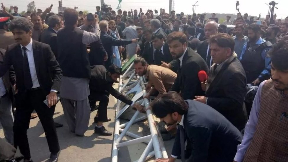 أنصار عمران خان في اسلام أباد