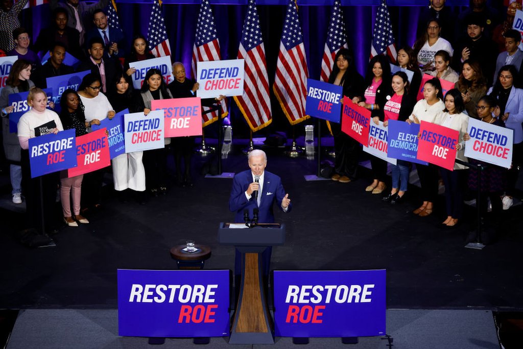 El presidente de los Estados Unidos, Joe Biden, habla en un evento del Comité Nacional Demócrata en el Teatro Howard en Washington DC el 18 de octubre de 2022