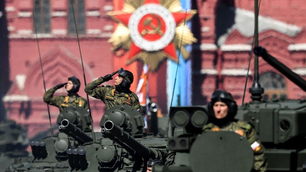 Militares saludan a las autoridades durante el desfile celebrado en Moscú.