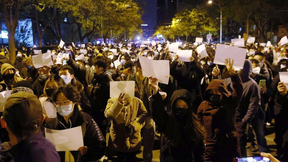 Революция белых листов бумаги. Полиция в Китае задерживает протестующих против ковидных локдаунов