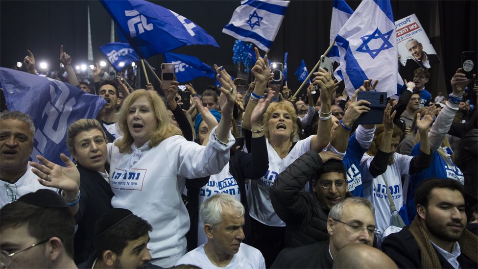 Сторонники израильской партии «Ликуд» празднуют в ее предвыборном штабе 3 марта 2020 года