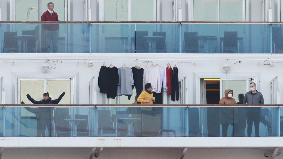 Lüks odalarda kalan yolcular balkonlarına çıkarak temiz hava alıp egzersiz yapmaya çalışıyor