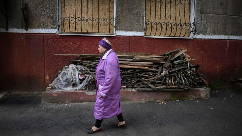 Mujer Rusa camina en la ciudad