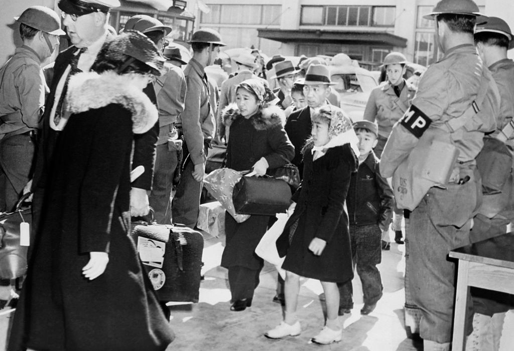 Familia japonesa-estadounidense partiendo hacia el Centro de Reubicación, San Francisco, California, mayo de 1942.