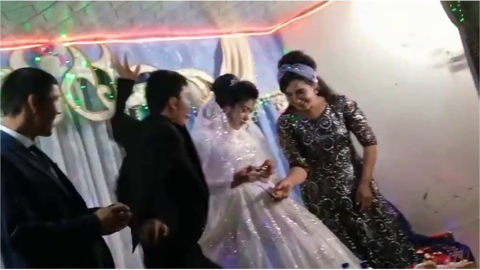 В Узбекистане жених ударил невесту на свадьбе. Так в стране осознали проблему домашнего насилия