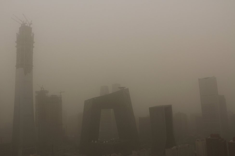 Здания во время пыльной бури в Пекине, Китай, 4 мая 2017 г.