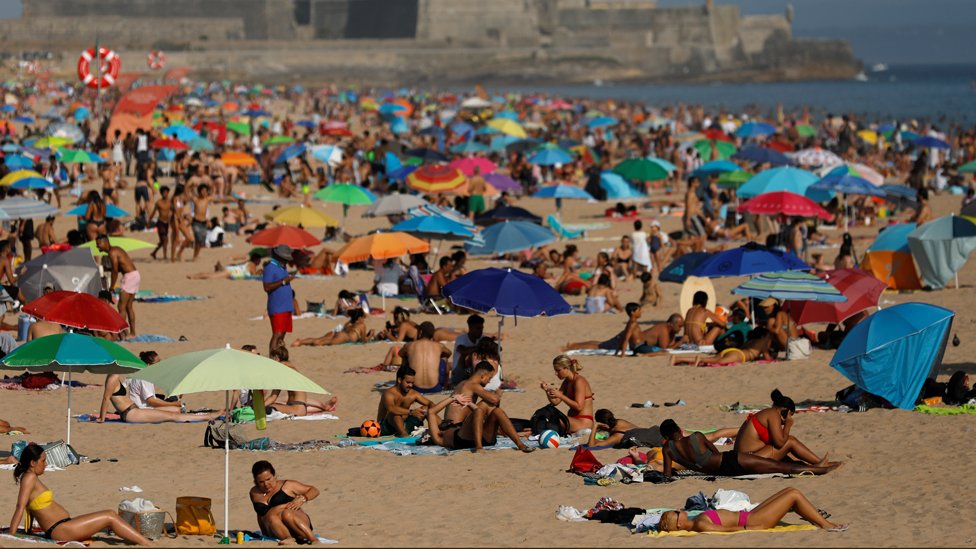 Praia de Carcavelos em Lisboa lotada