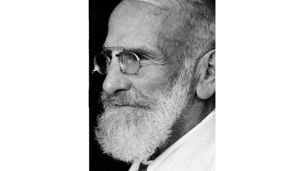 El médico suizo Maximilian Bircher-Benner experimentó con los efectos de los alimentos crudos en el tratamiento de la tuberculosis. Maximilian Bircher-Benner