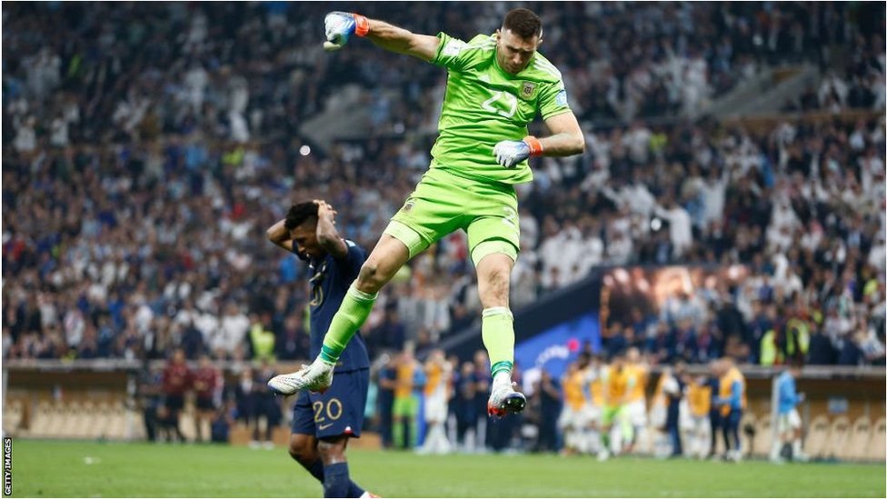 إيميليانو مارتينيز يحتفل بعد صده ضربة جزاء في المباراة النهائية لكأس العالم