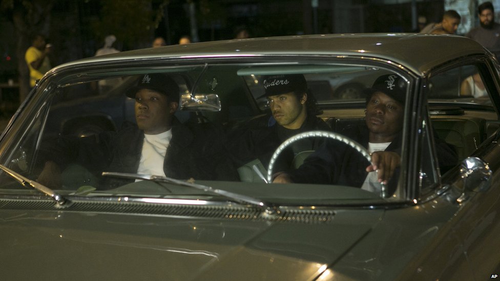 Кори Хокинс (слева направо) в роли доктора Дре, О'Ши Джексон-младший в роли Ice Cube и Джейсон Митчелл в роли Eazy-E